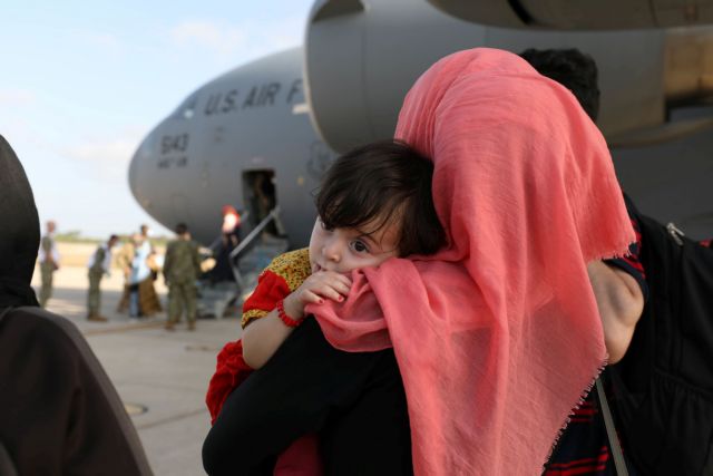 Αφγανιστάν – Φόβοι για νέα επίθεση στο αεροδρόμιο της Καμπούλ – Μάχη με το χρόνο για την εκκένωση