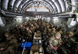 Αφγανιστάν – Βρετανοί στρατιώτες εγκαταλείπουν την Καμπούλ – «Θα επιστρέψουμε» λέει ο Μπόρις Τζόνσον