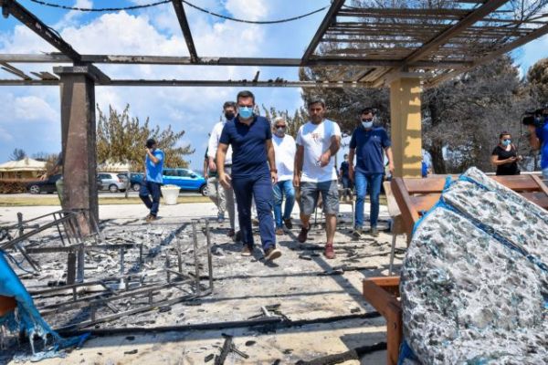 Τα… «έψαλλαν» και στον Τσίπρα στο Λάλα Ηλείας – «Τι ήλθες; έσβησαν οι φωτιές.. Θα μας δείξεις τι έκανες στο Μάτι;»