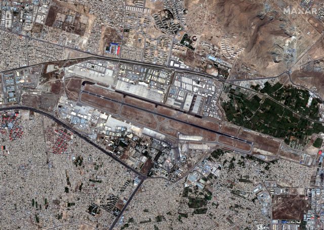 Αφγανιστάν - Απομακρύνθηκε το πλήθος από το αεροδρόμιο της Καμπούλ - Απογειώνονται ξανά στρατιωτικά αεροσκάφη