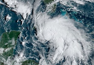 Τυφώνας Άιντα – Οι εταιρείες πετρελαίου και φυσικού αερίου διέκοψαν τη μισή παραγωγή στον Κόλπο του Μεξικού