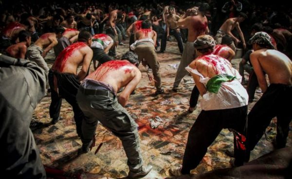 Ασούρα – Τι γιορτάζουν οι Σιίτες μουσουλμάνοι στο αιματηρό έθιμο του αυτομαστιγώματος