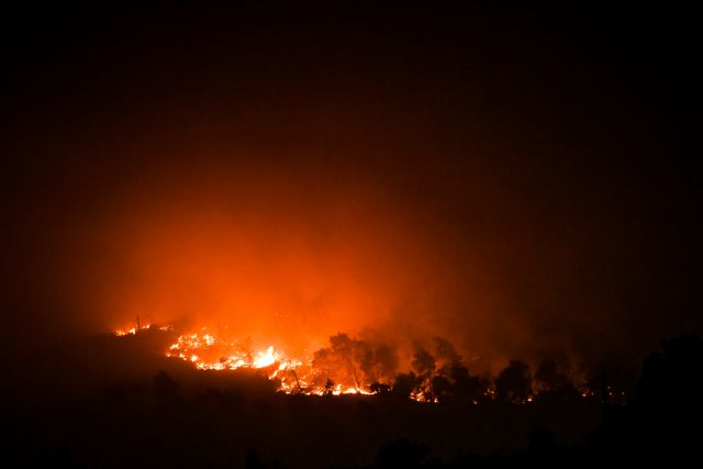 Φωτιά στα Βίλια – Μεγάλη εστία στο Καραούλι – Εκκενώνονται οικισμοί