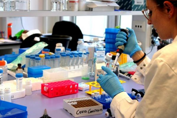 Βρετανία – Στο μικροσκόπιο των αρχών οι εταιρείες που διενεργούν PCR τεστ κοροναϊού