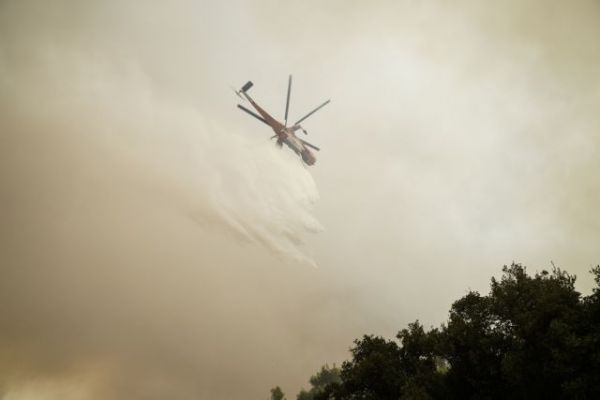 Φωτιά στα Βίλια – Μετά τη δύση του ηλίου θα κοπάσουν οι άνεμοι στην περιοχή [χάρτης]