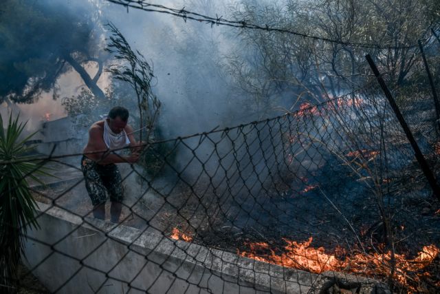 Φωτιά στην Αττική - Ολονύχτια μάχη με τις φλόγες στα Βίλια - Καλύτερη η εικόνα στη Λαυρεωτική