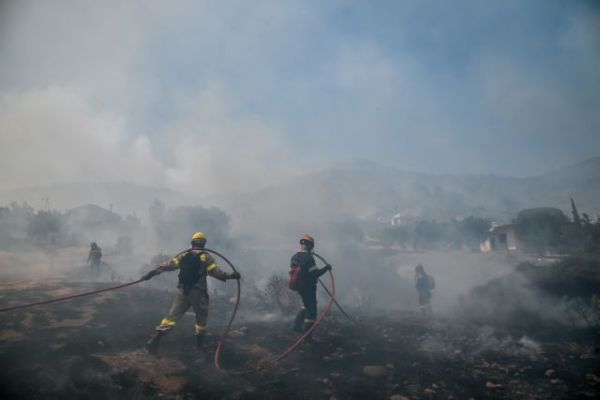 Βίλια – Ανεξέλεγκτη η φωτιά – Πάνω από 10 χλμ το μέτωπο, εκκενώνονται 5 οικισμοί και ένα γηροκομείο