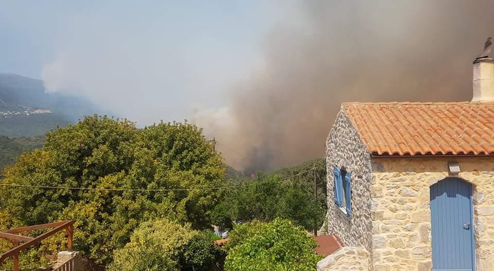 Φωτιά στην Ανατολική Μάνη – Εκκενώνονται Γύθειο και Μαυροβούνι