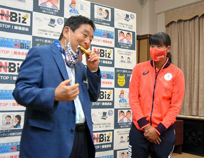 Ιάπωνας δήμαχος δάγκωσε και… κατέστρεψε χρυσό ολυμπιακό μετάλλιο
