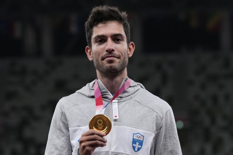 Τεντόγλου – Η απονομή του χρυσού μεταλλίου και η ανάκρουση του εθνικού ύμνου