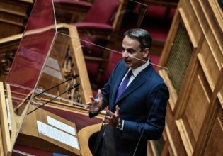 Mitsotakis blames disastrous wildfires on climate change, seeks consensus on restructuring
