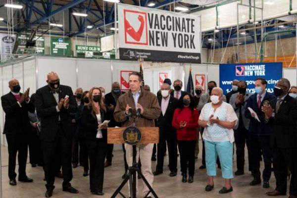«Μην δέχεστε ανεμβολίαστους», προτρέπει τους επιχειρηματίες η Νέα Υόρκη