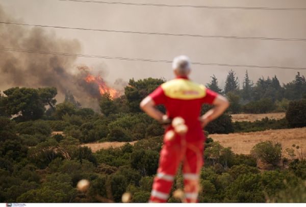 Πυρκαγιά στην Βαρυμπόμπη – Έτσι φαίνεται από ψηλά