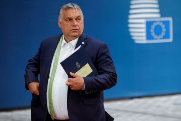 Ουγγαρία – Ο Όρμπαν διέταξε τα βιβλιοπωλεία να καλύψουν τα εξώφυλλα παιδικών βιβλίων – «Προωθούν την ομοφυλοφιλία»