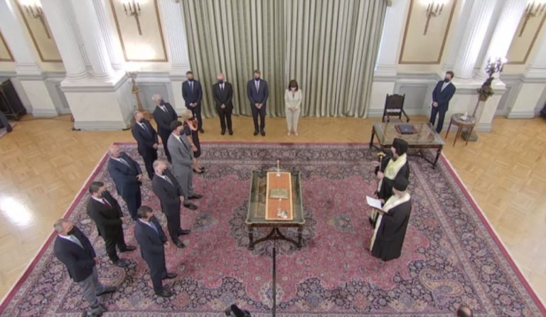 Ορκίστηκαν τα μέλη της νέας κυβέρνησης – Άπαντες με θρησκευτικό όρκο [Εικόνες]