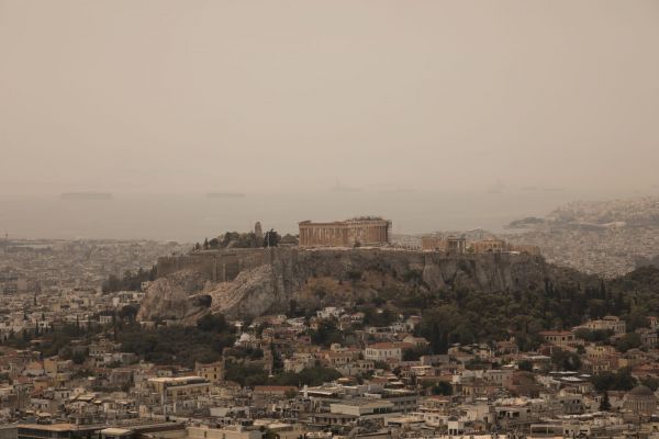 Φωτιά στα Βίλια – Οι καπνοί κάλυψαν την Αττική – Το γκρίζο νέφος που σκέπασε την Αθήνα