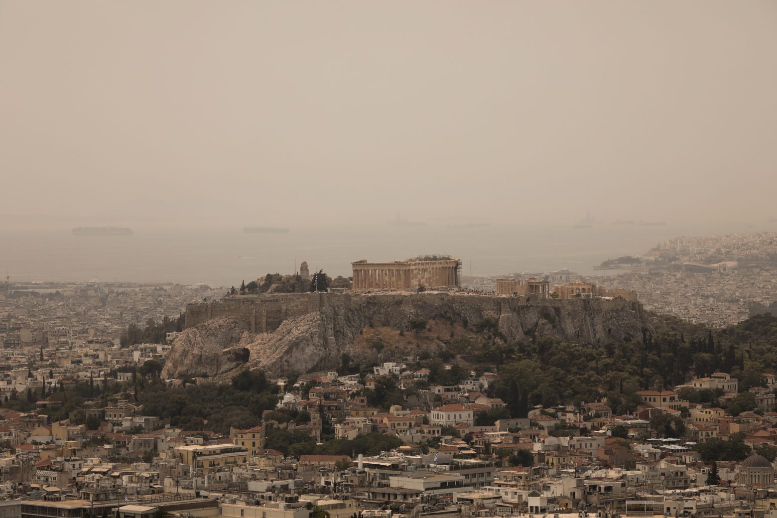 Φωτιά στα Βίλια - Οι καπνοί κάλυψαν την Αττική - Το γκρίζο νέφος που σκέπασε την Αθήνα