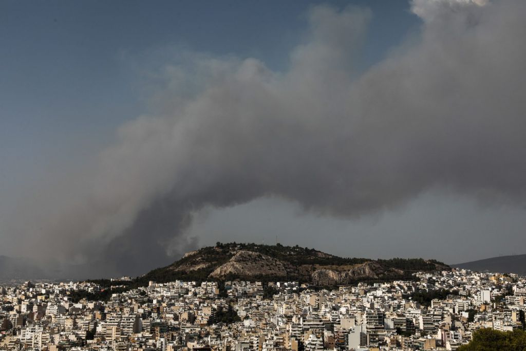 Φωτιά στη Βαρυμπόμπη – Οι καπνοί όπως φαίνονται από τον λόφο του Λυκαβηττού