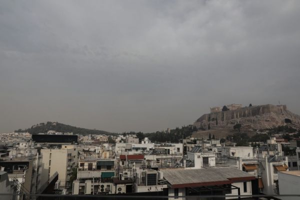 Φωτιά στην Αττική – Το νέφος καπνού πάνω από την Αθήνα «εξαφάνισε» την Ακρόπολη