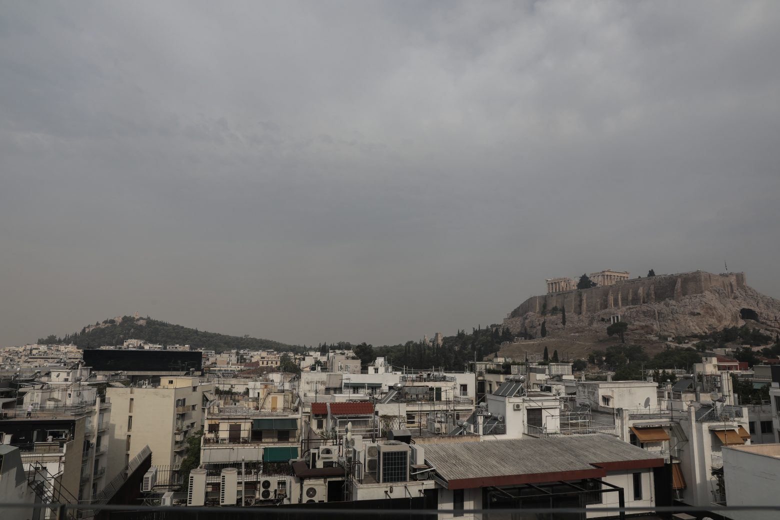 Φωτιά στην Αττική - Το νέφος καπνού πάνω από την Αθήνα «εξαφάνισε» την Ακρόπολη