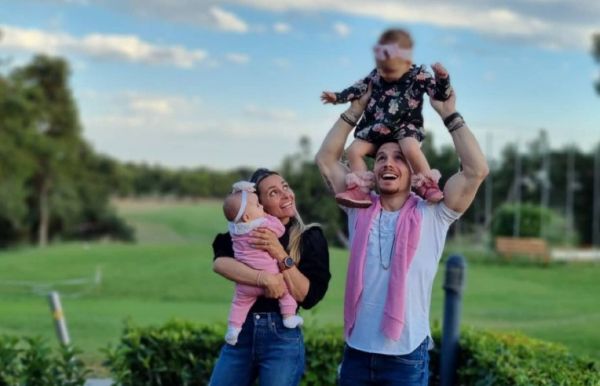 Πετρούνιας: Επιδίδεται σε κόλπα στην άμμο με τις κόρες του