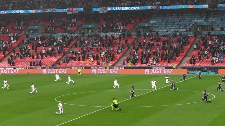 Premier League – Θα συνεχίζουν να γονατίζουν οι παίκτες πριν από την έναρξη των αγώνων