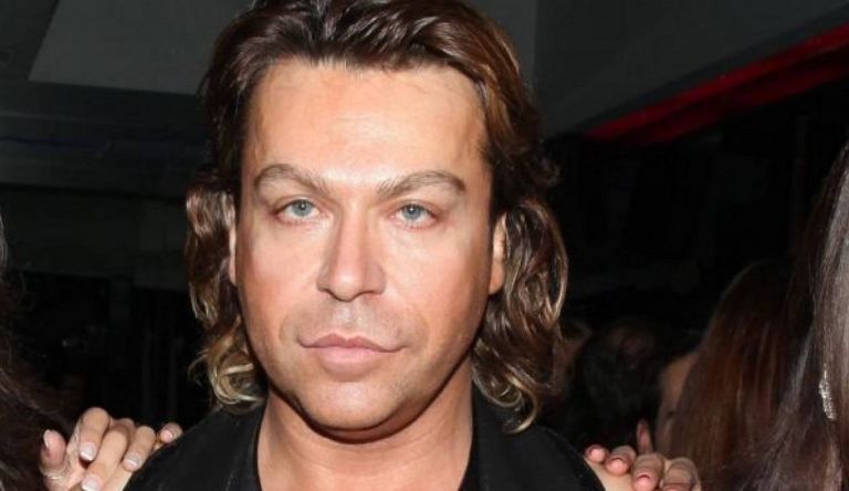 Τρύφωνας Σαμαράς – Εσπευσμένα στο νοσοκομείο ο γνωστός hairstylist