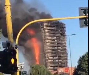 Μιλάνο – Ουρανοξύστης τυλίχτηκε στις φλόγες