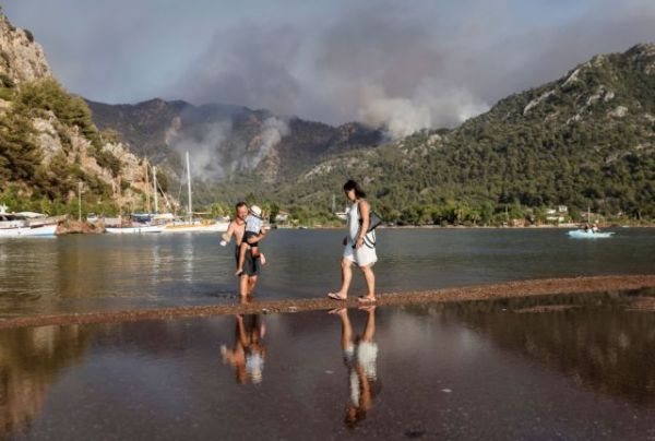 Φωτιές στην Τουρκία – Τουρίστες και κάτοικοι απομακρύνθηκαν από ξενοδοχεία και σπίτια για να γλυτώσουν
