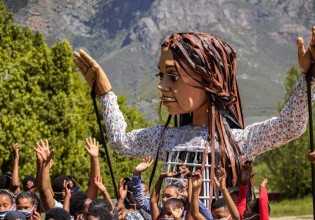 Κούκλα Αμάλ – Ακυρώνεται το ταξίδι της στην Καλαμπάκα – Ρατσιστικό μπλόκο από δήμαρχο και μητροπολίτη