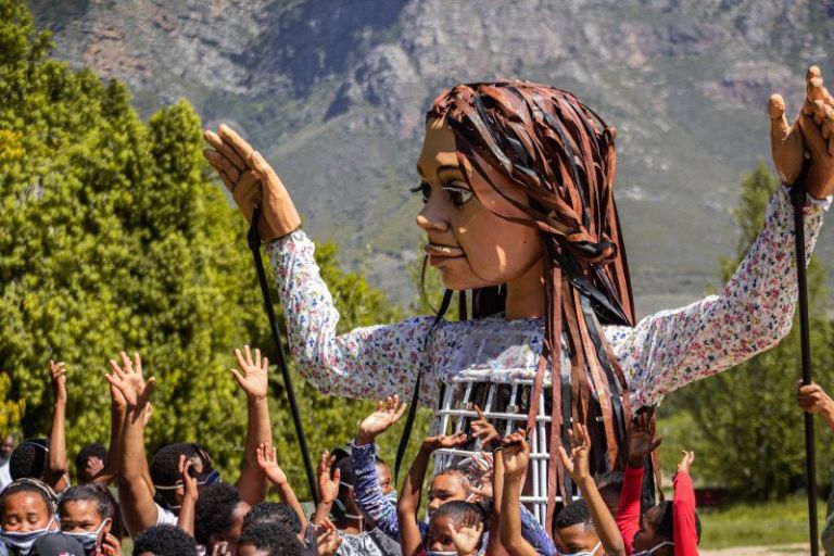 Ρατσιστικό παραλήρημα στην Καλαμπάκα για την κούκλα Αμάλ