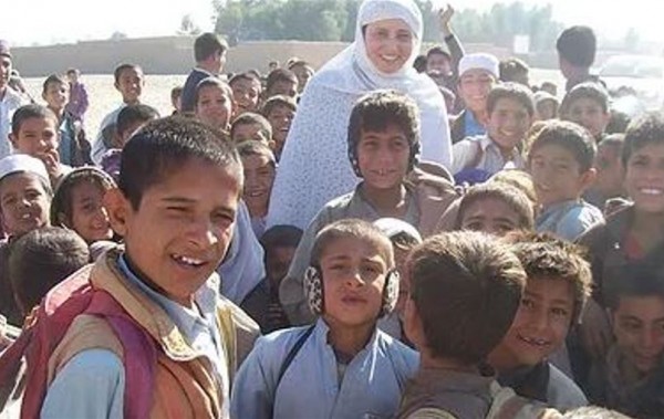 ΗΠΑ – Ο αγώνας μιας Αφγανής πρόσφυγα να βοηθήσει όσους έμειναν πίσω στην πατρίδα