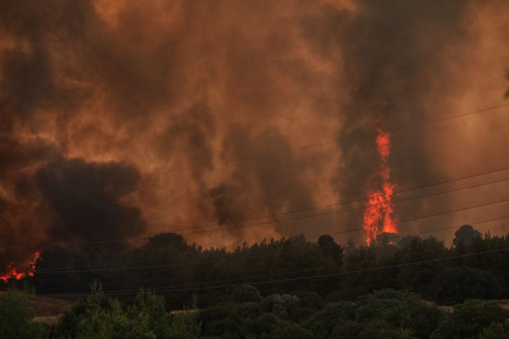 Huge wildfire rages in Varypombi, reports of entrapped people