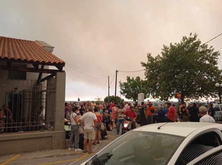 Φωτιά στην Εύβοια – Μεταφέρθηκαν με ασφάλεια 650 άτομα με φέρι μποτ από τη Λίμνη Ευβοίας