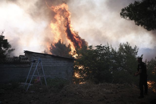 Φωτιά στη Βαρυμπόμπη – «Ήταν ένα βράδυ που δεν έλεγε να τελειώσει» – Πού αποδίδει την πυρκαγιά ο Πατούλης