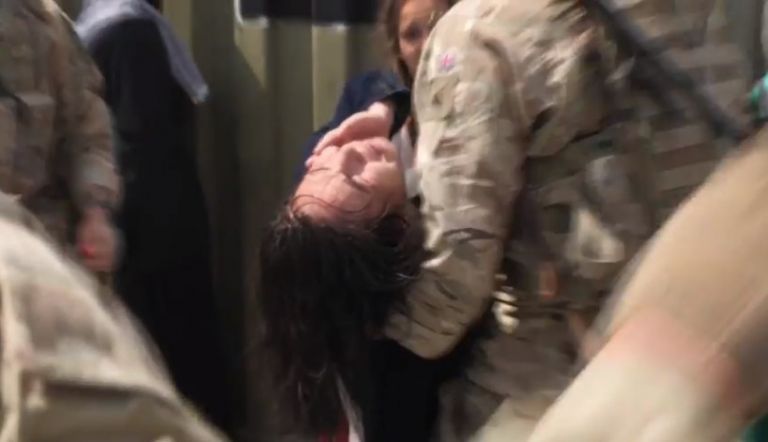 Αφγανιστάν – Χιλιάδες απελπισμένοι πολιορκούν το αεροδρόμιο της Καμπούλ, ενώ οι Ταλιμπάν σχηματίζουν κυβέρνηση