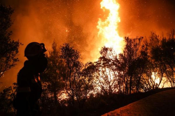 Φωτιά στη Βαρυμπόμπη – Γιατί «χάθηκαν» τα Canadair από το πύρινο μέτωπο