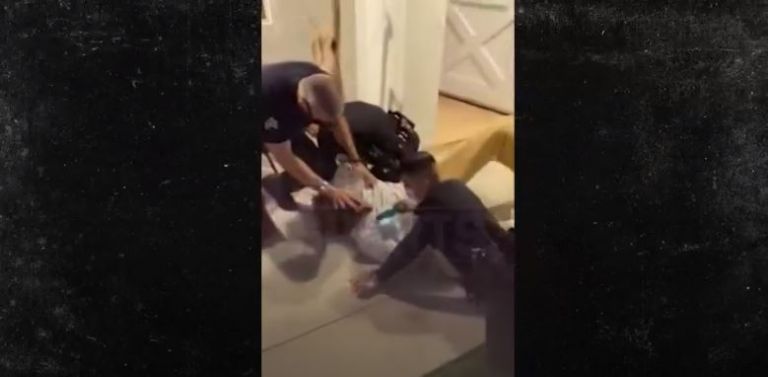 Αστυνομικοί χρησιμοποιούν τέιζερ για να συλλάβουν παίκτη του NBA