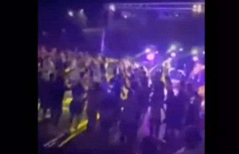 Κοροναϊός – Μεγάλη συναυλία με συνωστισμό και χορό στη Λιβαδειά