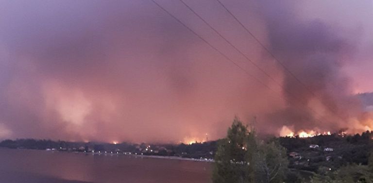 Εύβοια – Συγκλονιστική περιγραφή πολίτη που έσωσε κόσμο με το καΐκι του