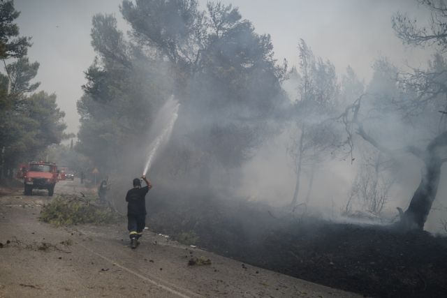 Φωτιά στη Βαρυμπόμπη – Τρία νέα ενεργά μέτωπα – Συνεχή μηνύματα από το 112