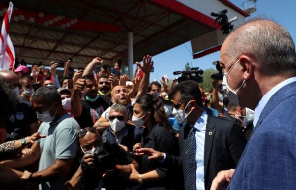 Τουρκία – Ο Ερντογάν μοίρασε τσάι στους πυρόπληκτους – Σφοδρές αντιδράσεις