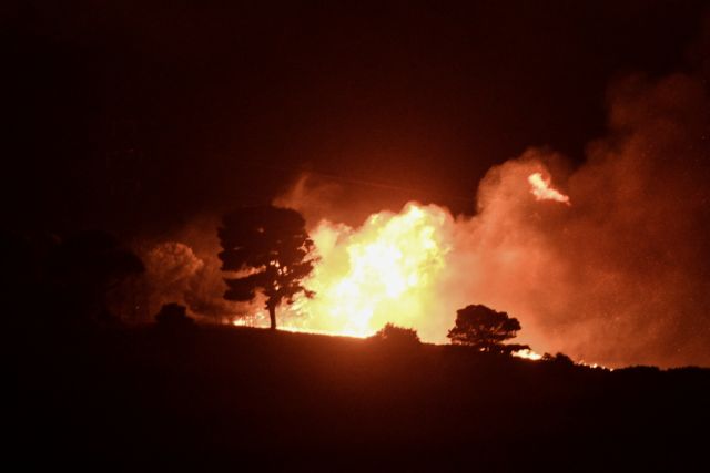 Φωτιά στην Αρκαδία - Ολονύχτια μάχη με τις φλόγες για να σωθούν οικισμοί |  in.gr