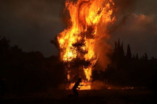 Φωτιά στην Αττική – Η φωτιά μπήκε μέσα στα σπίτια των Θρακομακεδόνων [Συγκλονιστικές εικόνες]