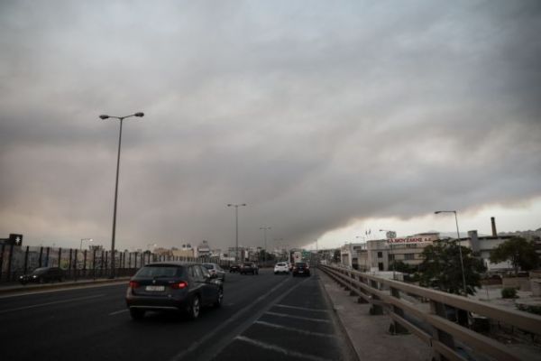 Φωτιά στην Αττική – Παραμένει κλειστή η Εθνική Οδός Αθηνών – Λαμίας
