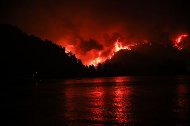 Φωτιά στην Εύβοια - «Βοηθήστε μας, θα καούμε ζωντανοί» - Δραματικές εκκλήσεις κατοίκων