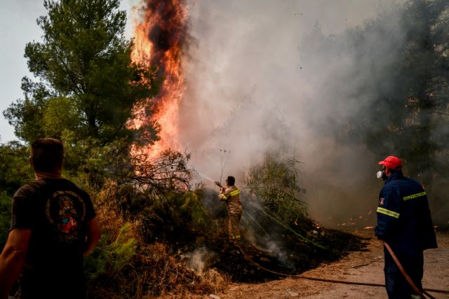 Φωτιές στην Αττική - Συνεχείς αναζωπυρώσεις σε Πάρνηθα και Ιπποκράτειο Πολιτεία