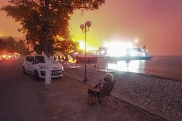 Φωτιά στην Εύβοια – Δραματική δήλωση δημάρχου Ιστιαίας – «Περιμένουμε να ζήσουμε το ολοκαύτωμά μας»