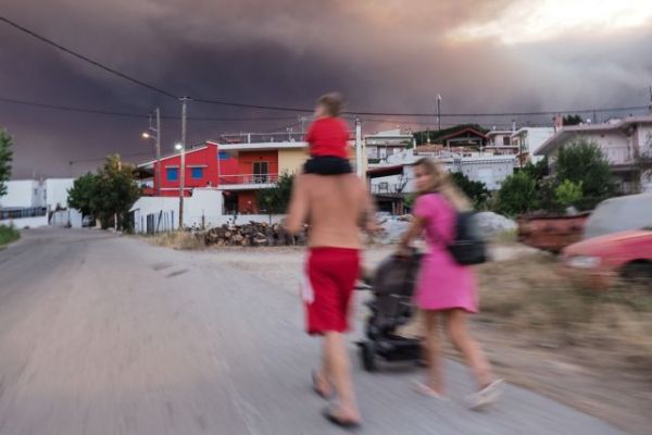 Φωτιά στην Εύβοια – Δραματικές ώρες για τους κατοίκους – Το μήνυμα το 112 προς όσους έχουν εγκλωβιστεί
