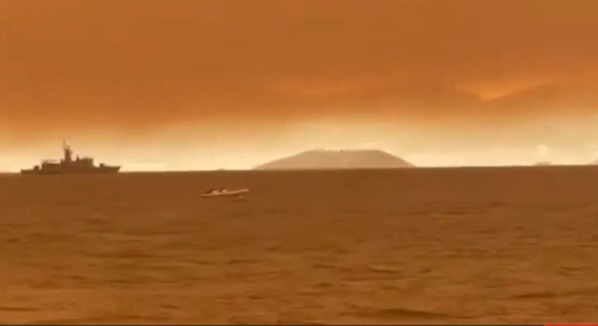 Φωτιά στην Εύβοια - «Καίγεται» η θάλασσα - Το in.gr στο Πευκί